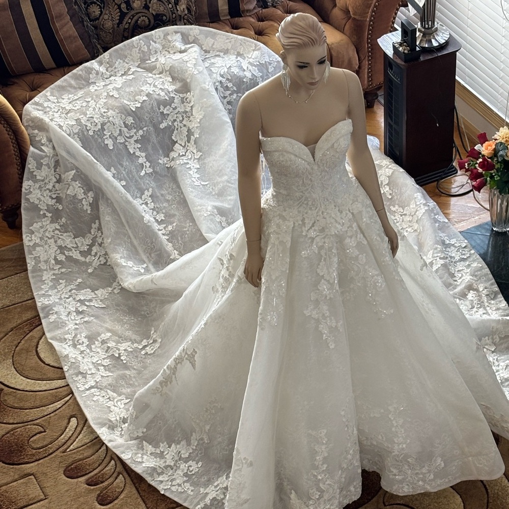 Nicole Romance. Ivory

Embroidered Strapless Princess Ball Gown size 14